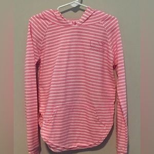Vineyard Vines longe sleeve jersey with hood.